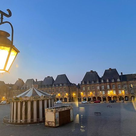 Suites Mana - Matahina Avec Vue Superbe Sur La Place Ducale Et Parking Prive Inclus Charleville-Mézières Exteriör bild