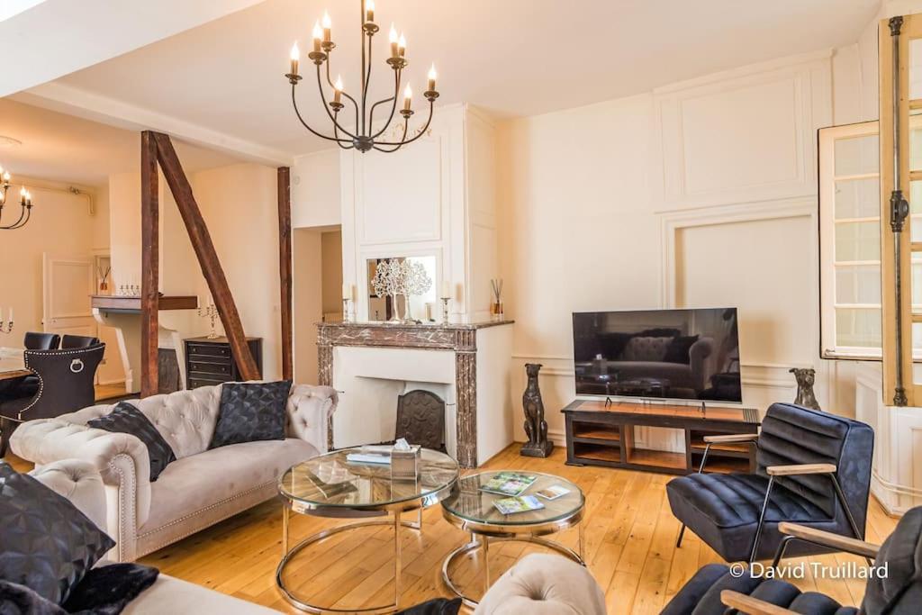 Suites Mana - Matahina Avec Vue Superbe Sur La Place Ducale Et Parking Prive Inclus Charleville-Mézières Exteriör bild