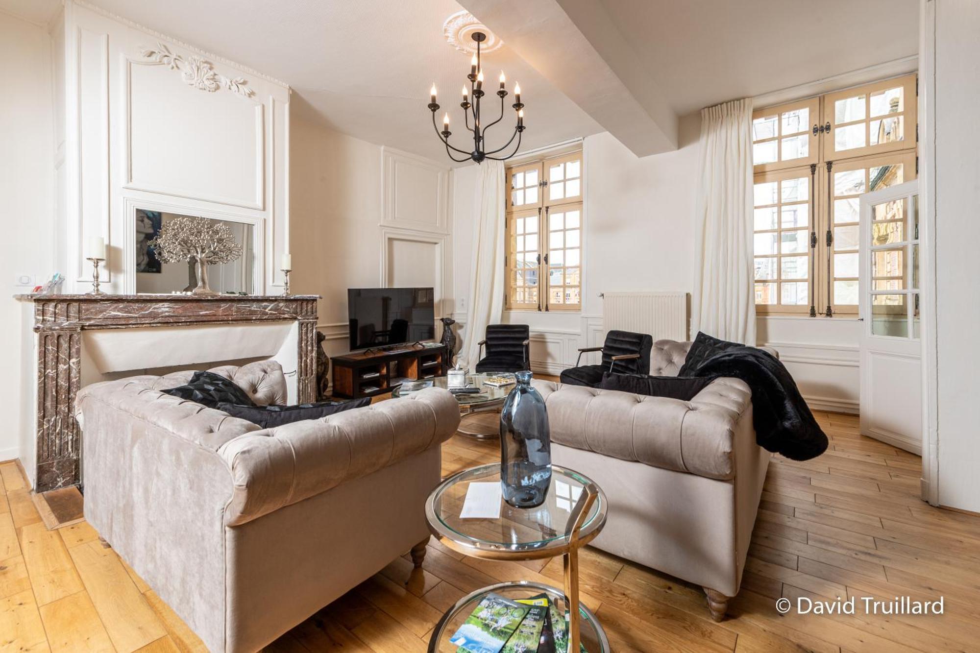 Suites Mana - Matahina Avec Vue Superbe Sur La Place Ducale Et Parking Prive Inclus Charleville-Mézières Exteriör bild
