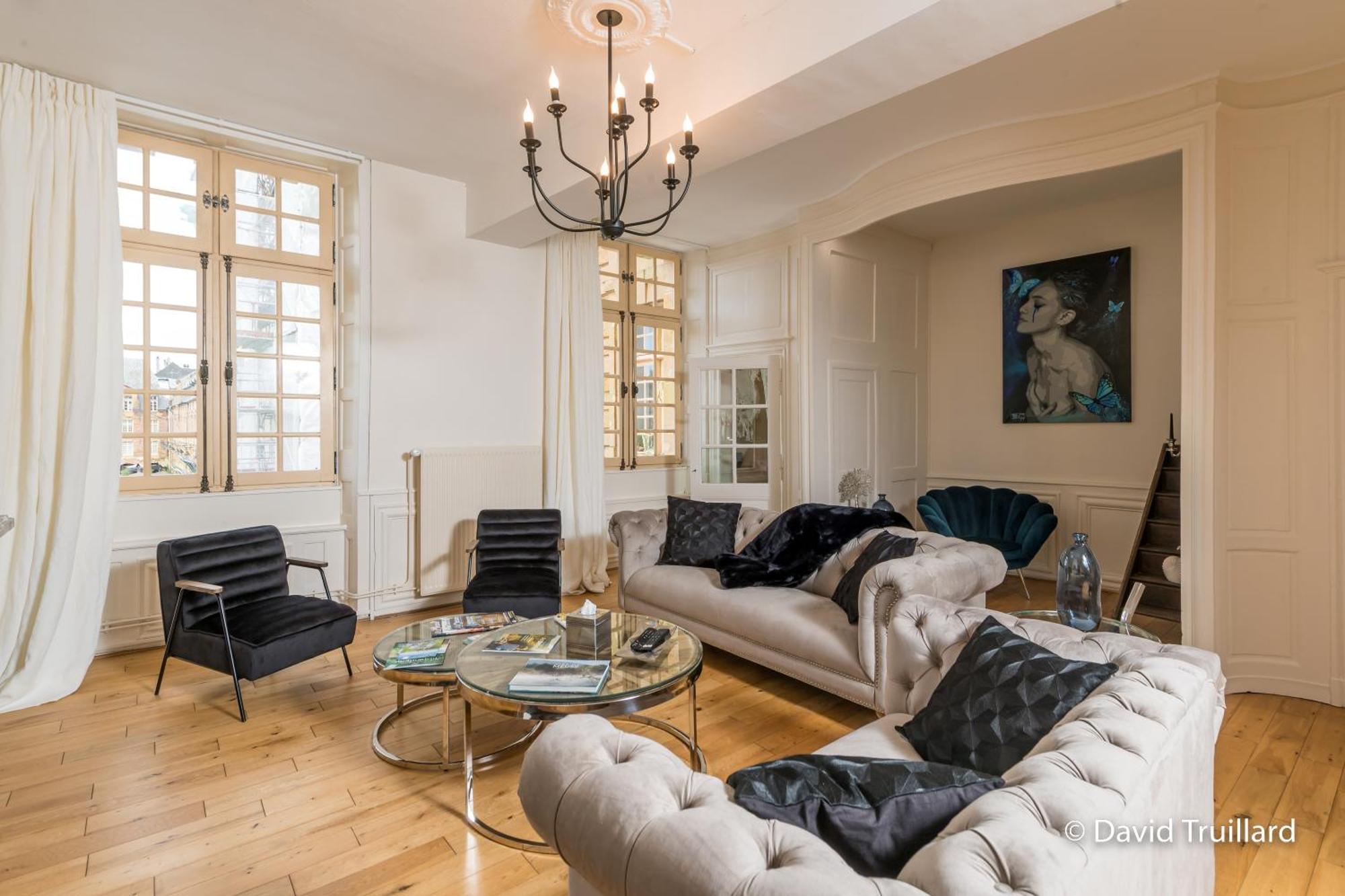Suites Mana - Matahina Avec Vue Superbe Sur La Place Ducale Et Parking Prive Inclus Charleville-Mézières Exteriör bild