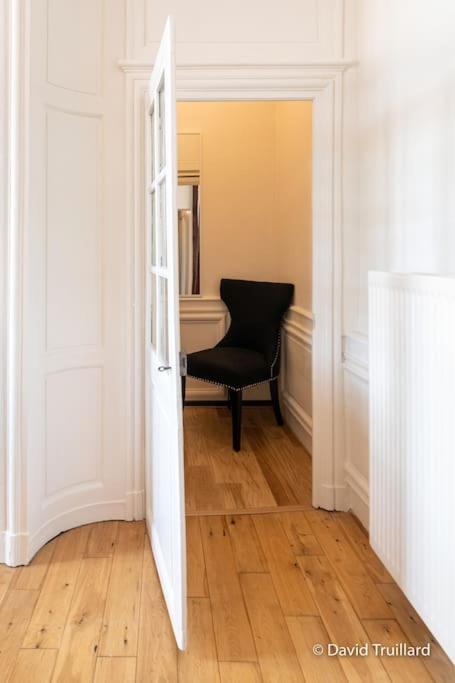 Suites Mana - Matahina Avec Vue Superbe Sur La Place Ducale Et Parking Prive Inclus Charleville-Mézières Exteriör bild